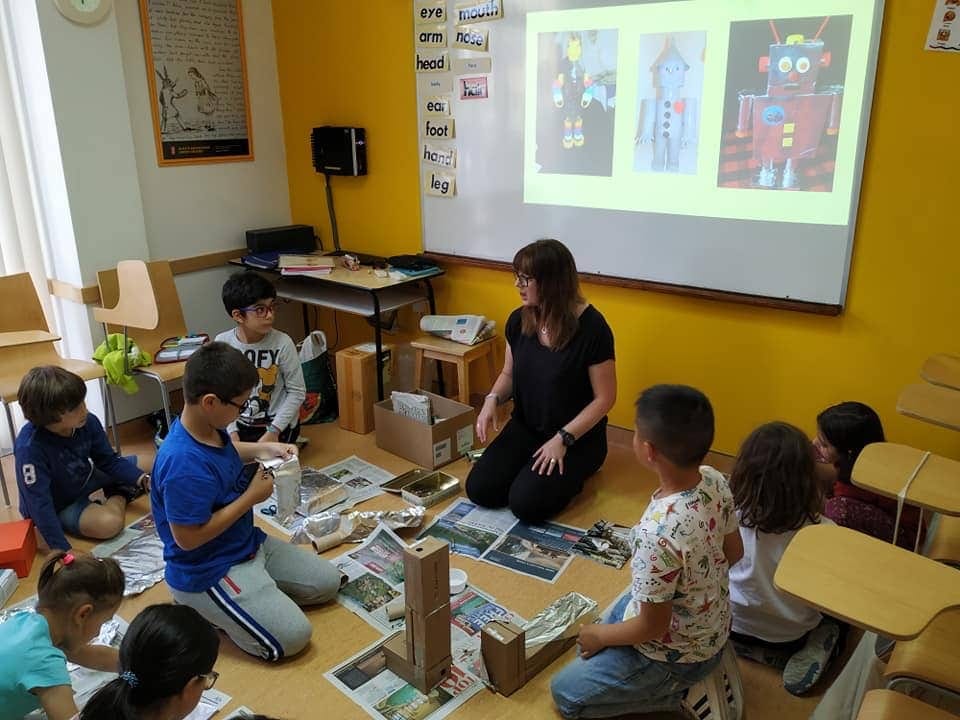 Young learners making robots